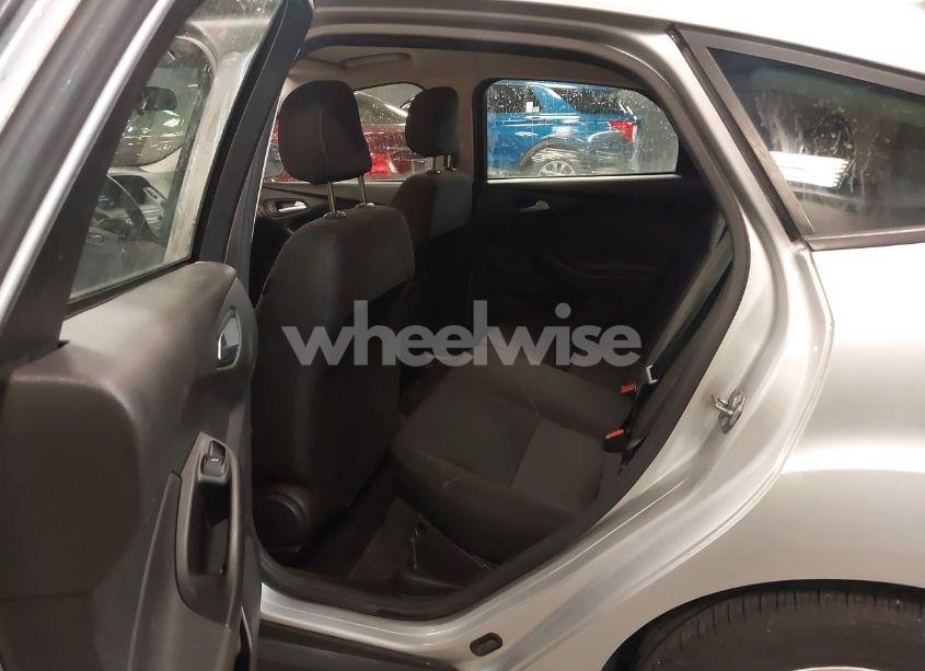 Photo 8 of 2018 Ford Focus SE (VIN 1FADP3K24JL254572)