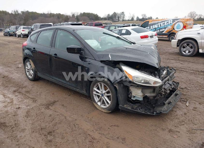 2018 Ford Focus SE (VIN 1FADP3K24JL255432) main photo