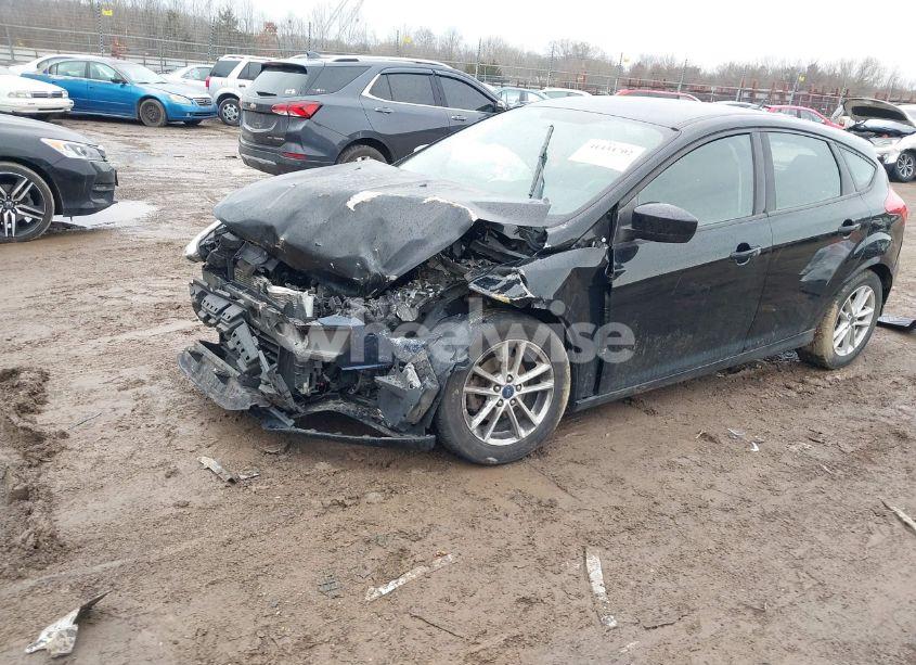 Photo 2 of 2018 Ford Focus SE (VIN 1FADP3K24JL255432)