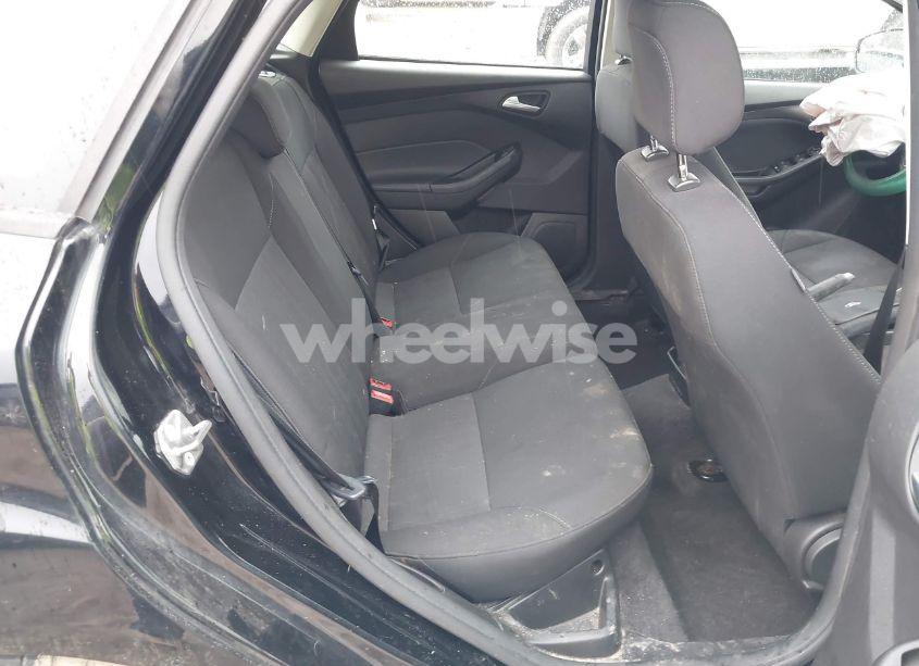 Photo 8 of 2018 Ford Focus SE (VIN 1FADP3K24JL255432)