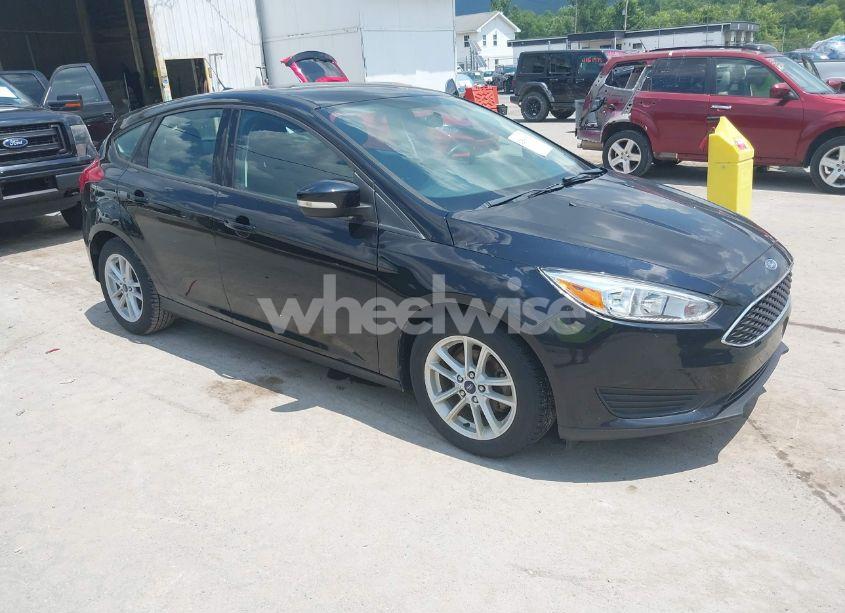 2018 Ford Focus SE (VIN 1FADP3K24JL257956) main photo