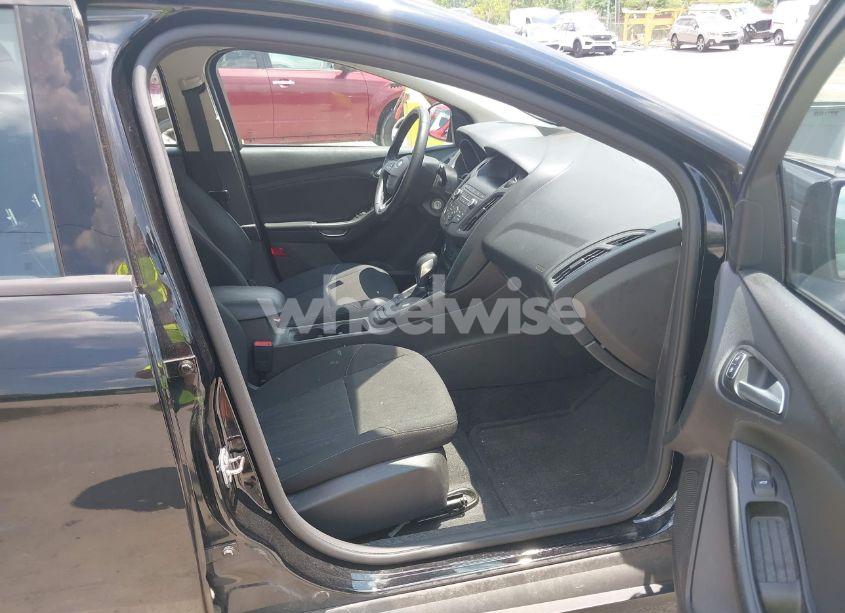 Photo 5 of 2018 Ford Focus SE (VIN 1FADP3K24JL257956)