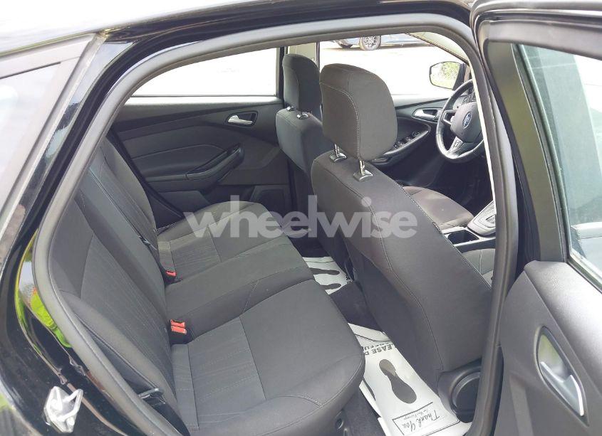 Photo 8 of 2018 Ford Focus SE (VIN 1FADP3K24JL309621)