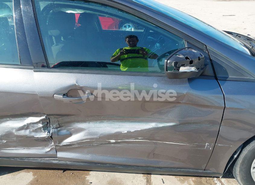 Photo 18 of 2014 Ford Focus SE (VIN 1FADP3K25EL140277)