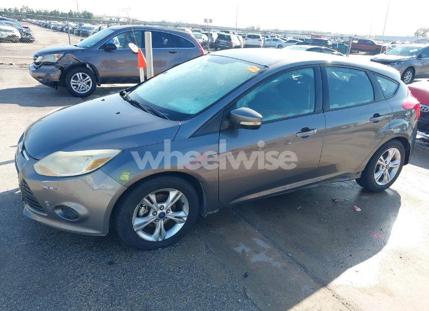 Photo 2 of 2014 Ford Focus SE (VIN 1FADP3K25EL140277)