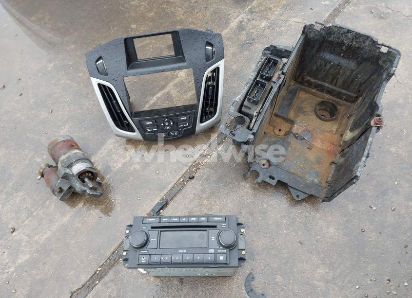 Photo 12 of 2014 Ford Focus SE (VIN 1FADP3K25EL140375)