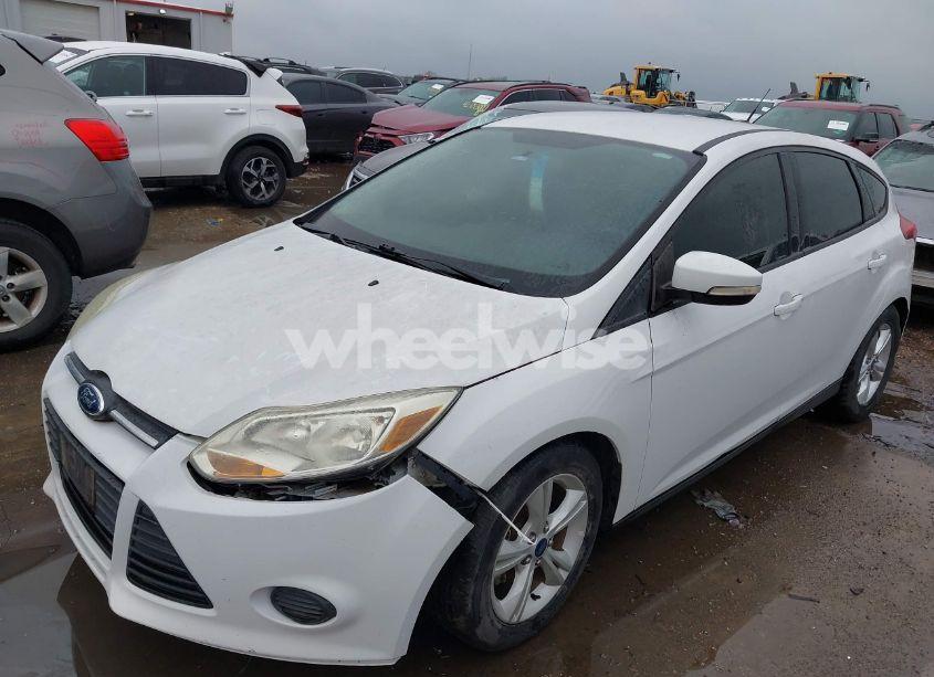 Photo 2 of 2014 Ford Focus SE (VIN 1FADP3K25EL140375)
