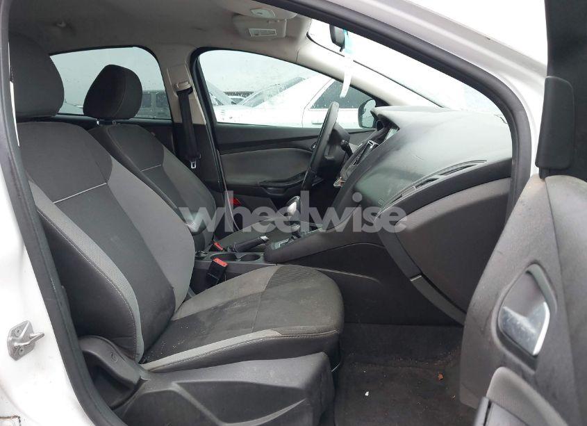 Photo 5 of 2014 Ford Focus SE (VIN 1FADP3K25EL140375)