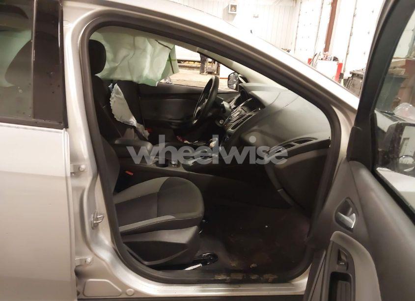 Photo 5 of 2014 Ford Focus SE (VIN 1FADP3K25EL182898)