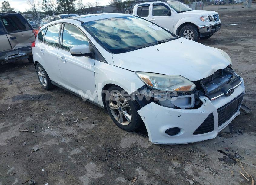 2014 Ford Focus SE (VIN 1FADP3K25EL233218) main photo