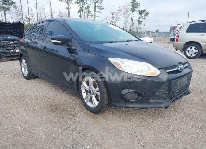 2014 Ford Focus SE (VIN 1FADP3K25EL323596) main photo