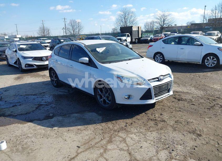 2014 Ford Focus SE (VIN 1FADP3K25EL337966) main photo