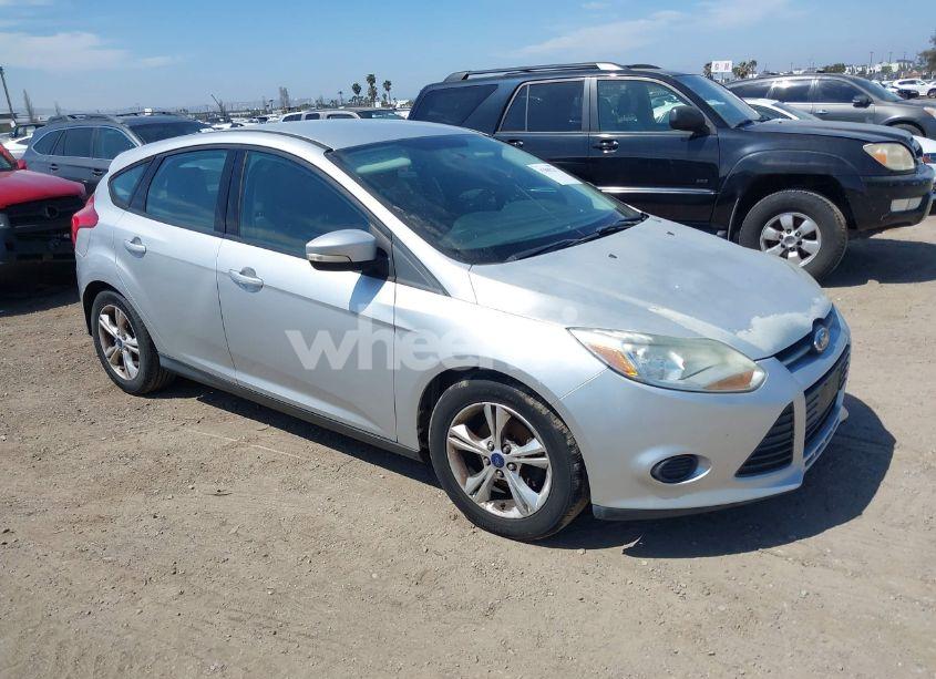 2014 Ford Focus SE (VIN 1FADP3K25EL400872) main photo