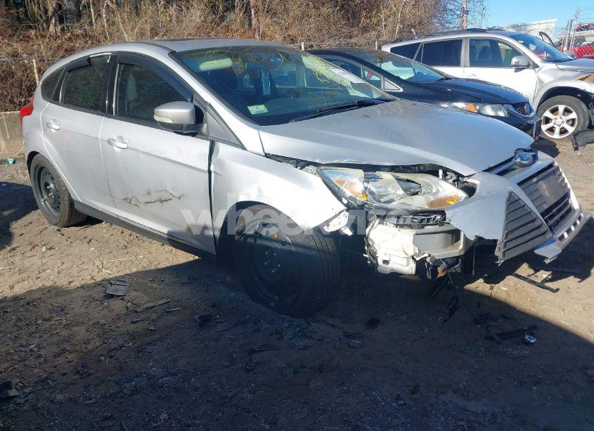 2014 Ford Focus SE (VIN 1FADP3K25EL415114) main photo