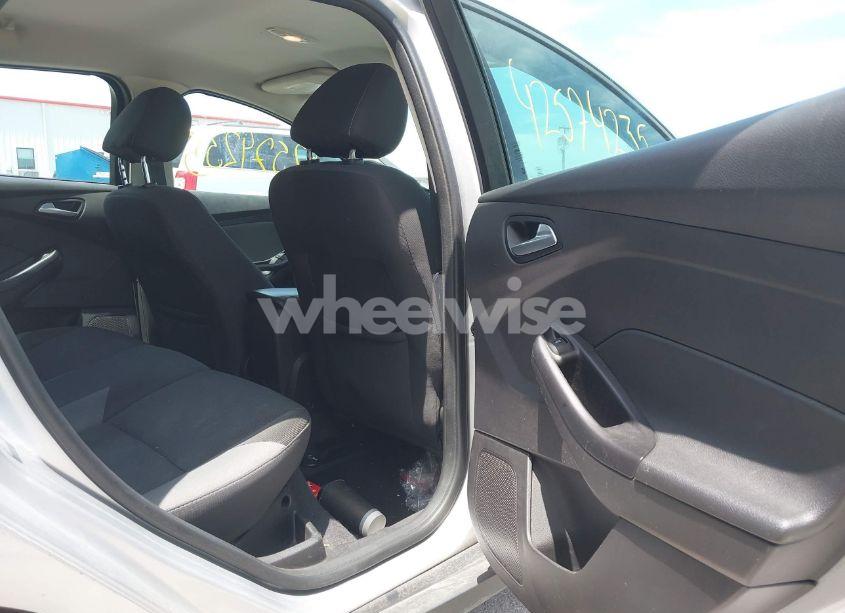 Photo 8 of 2014 Ford Focus SE (VIN 1FADP3K25EL421303)
