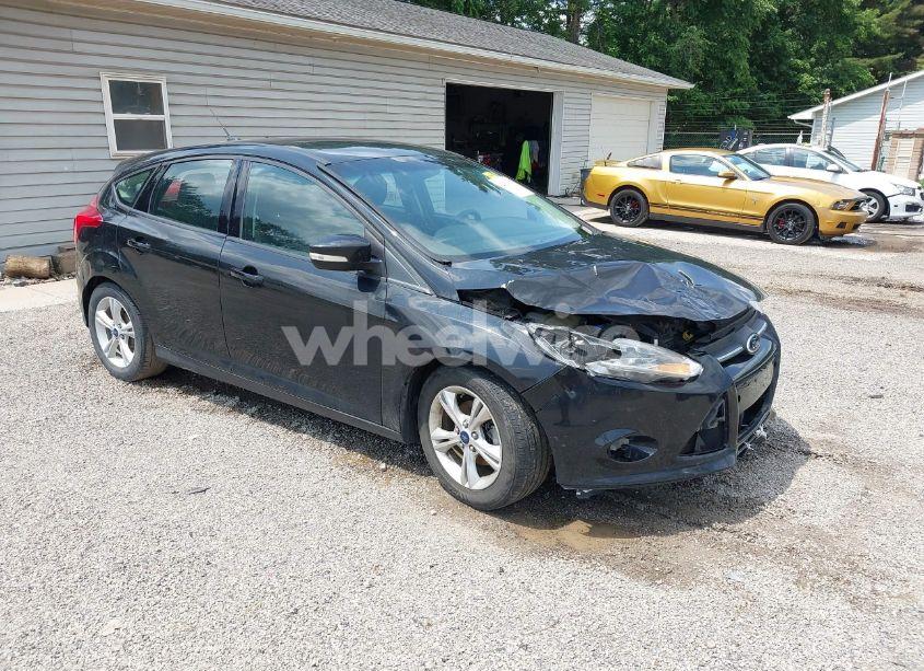2014 Ford Focus SE (VIN 1FADP3K25EL421334) main photo