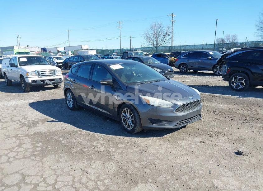 2015 Ford Focus SE (VIN 1FADP3K25FL252076) main photo