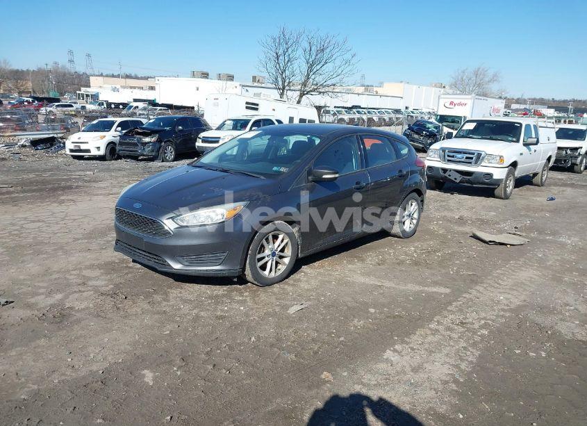 Photo 2 of 2015 Ford Focus SE (VIN 1FADP3K25FL252076)