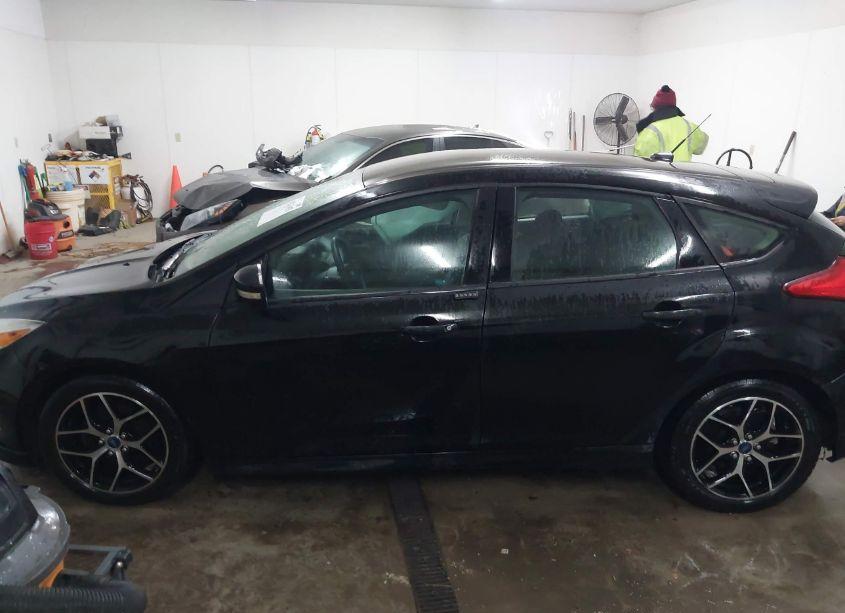 Photo 14 of 2015 Ford Focus SE (VIN 1FADP3K25FL280315)