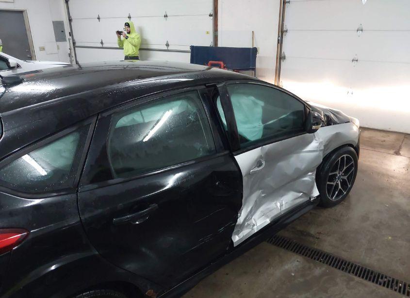 Photo 17 of 2015 Ford Focus SE (VIN 1FADP3K25FL280315)