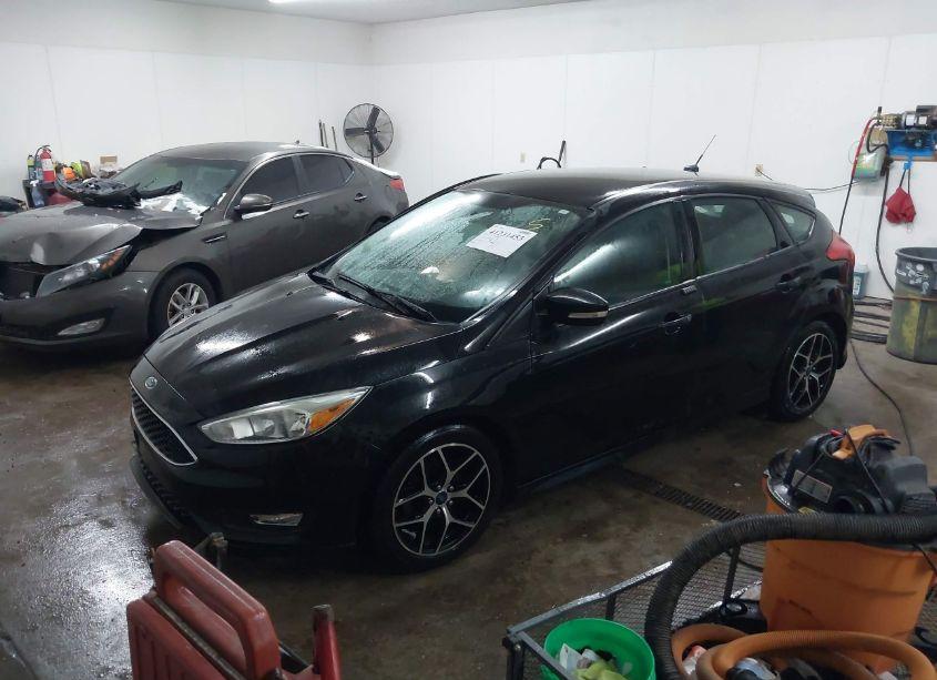 Photo 2 of 2015 Ford Focus SE (VIN 1FADP3K25FL280315)