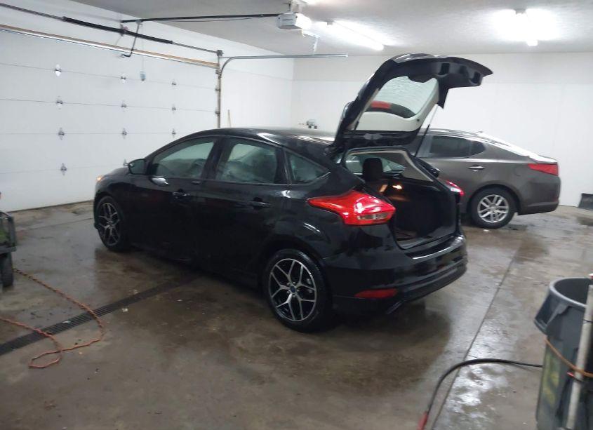 Photo 3 of 2015 Ford Focus SE (VIN 1FADP3K25FL280315)