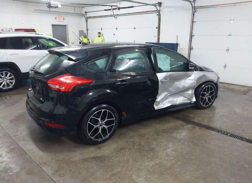Photo 4 of 2015 Ford Focus SE (VIN 1FADP3K25FL280315)