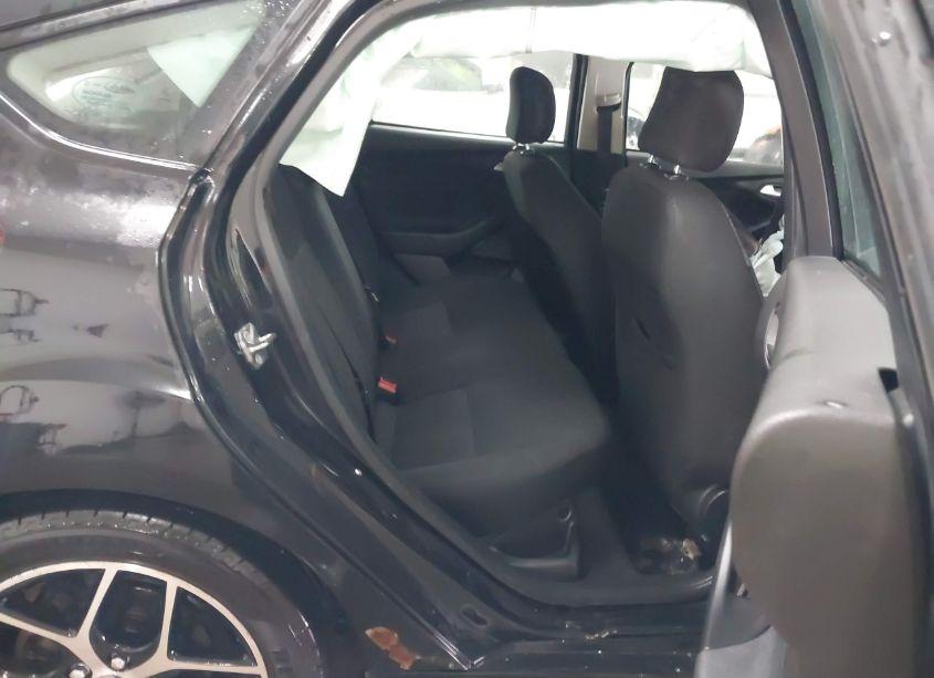 Photo 8 of 2015 Ford Focus SE (VIN 1FADP3K25FL280315)