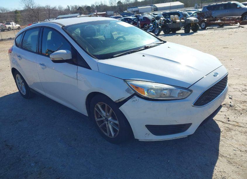 2015 Ford Focus SE (VIN 1FADP3K25FL285840) main photo