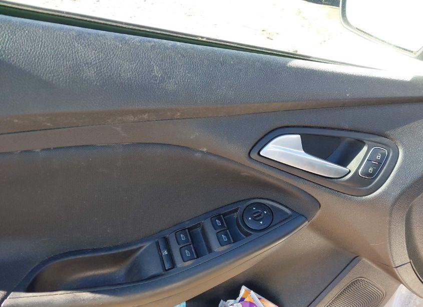 Photo 14 of 2015 Ford Focus SE (VIN 1FADP3K25FL285840)