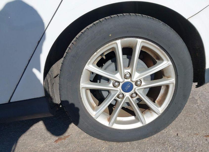 Photo 17 of 2015 Ford Focus SE (VIN 1FADP3K25FL285840)