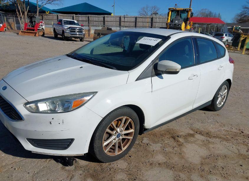 Photo 2 of 2015 Ford Focus SE (VIN 1FADP3K25FL285840)