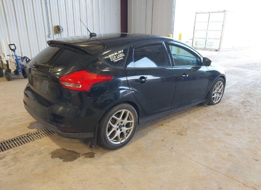 Photo 4 of 2015 Ford Focus SE (VIN 1FADP3K25FL318772)