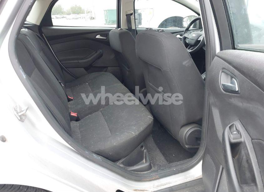 Photo 8 of 2015 Ford Focus SE (VIN 1FADP3K25FL328797)