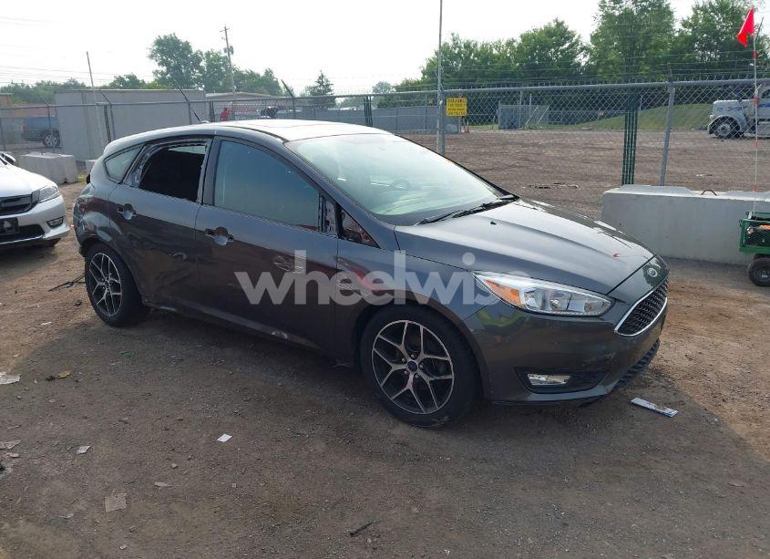 2015 Ford Focus SE (VIN 1FADP3K25FL355840) main photo