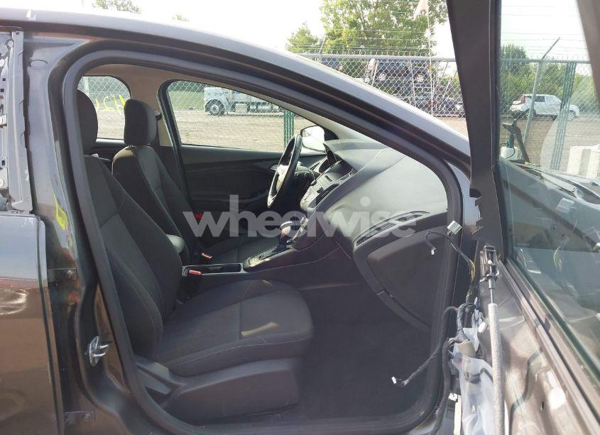 Photo 5 of 2015 Ford Focus SE (VIN 1FADP3K25FL355840)