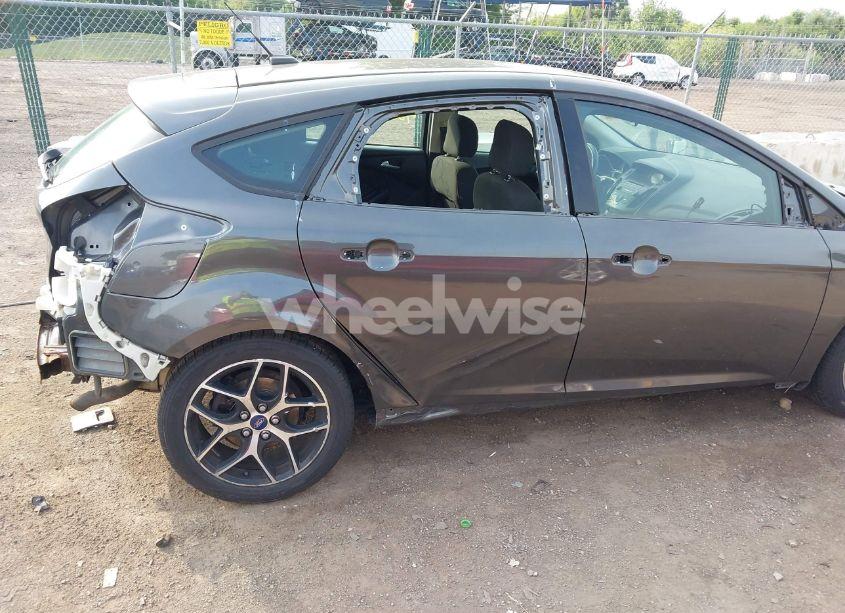 Photo 6 of 2015 Ford Focus SE (VIN 1FADP3K25FL355840)