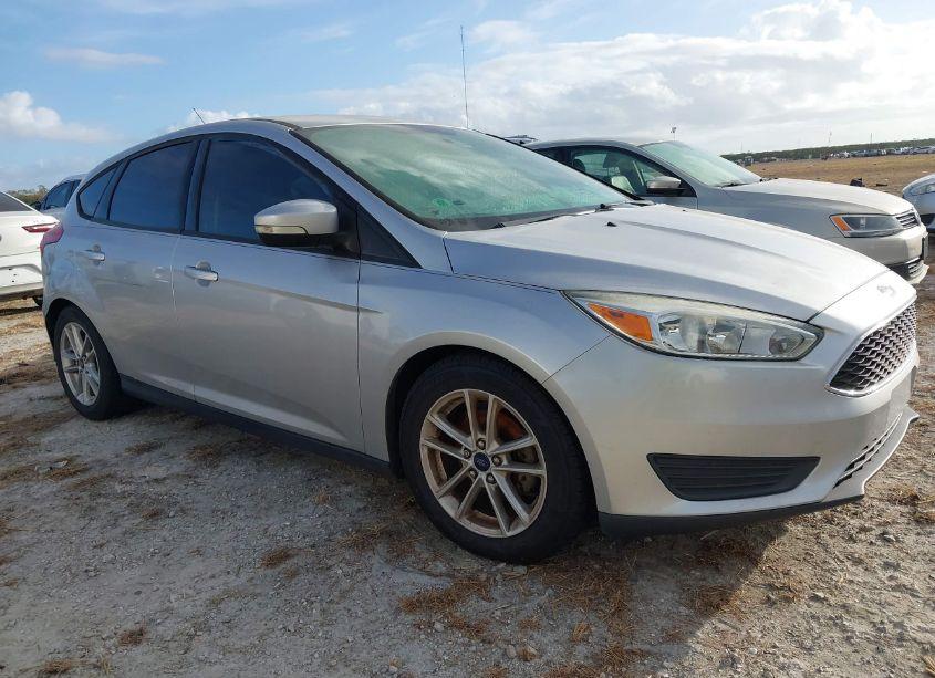 2016 Ford Focus SE (VIN 1FADP3K25GL242021) main photo