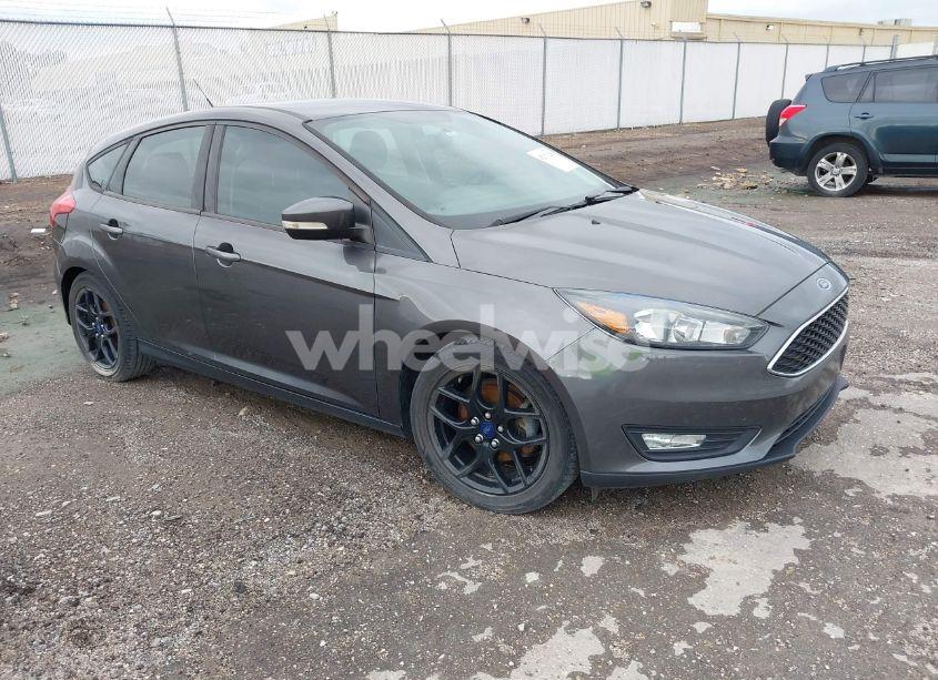 2016 Ford Focus SE (VIN 1FADP3K25GL262639) main photo