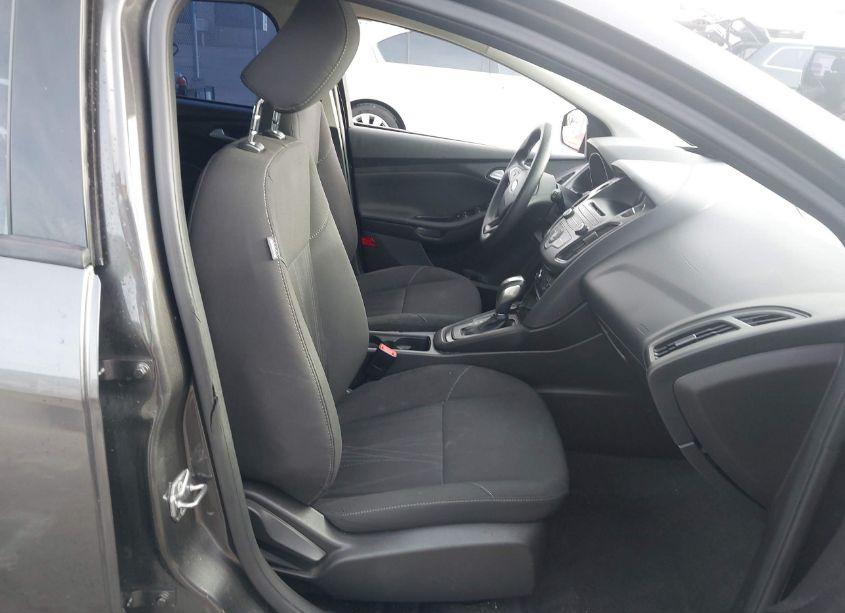 Photo 5 of 2016 Ford Focus SE (VIN 1FADP3K25GL270546)