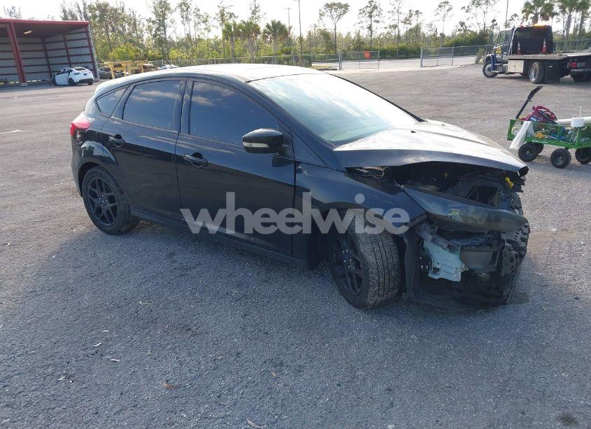 2016 Ford Focus SE (VIN 1FADP3K25GL325979) main photo