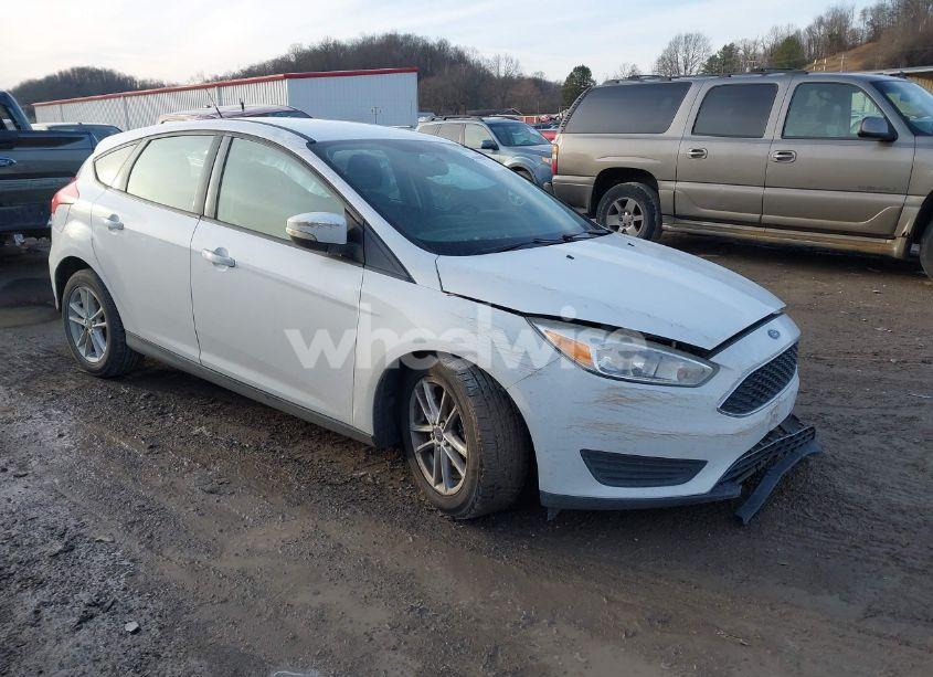 2017 Ford Focus SE (VIN 1FADP3K25HL214608) main photo
