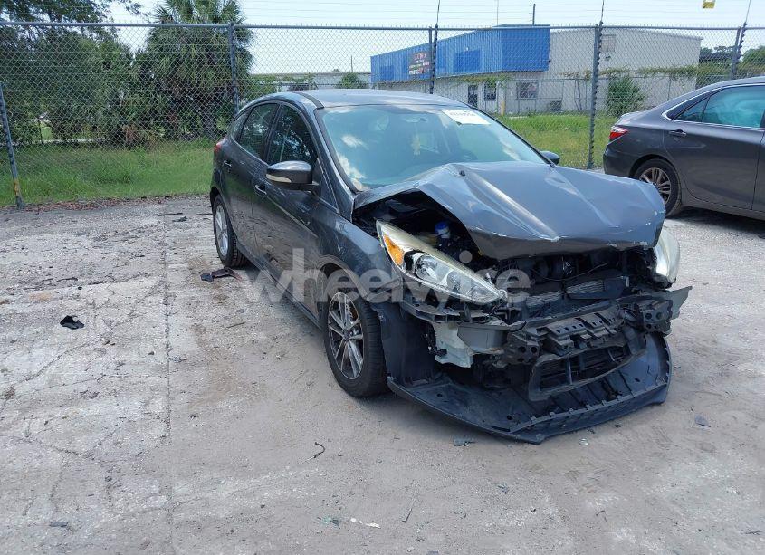 2017 Ford Focus SE (VIN 1FADP3K25HL216973) main photo