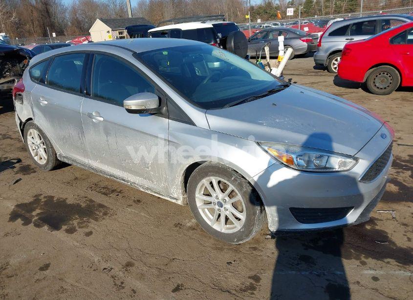 2017 Ford Focus SE (VIN 1FADP3K25HL286750) main photo