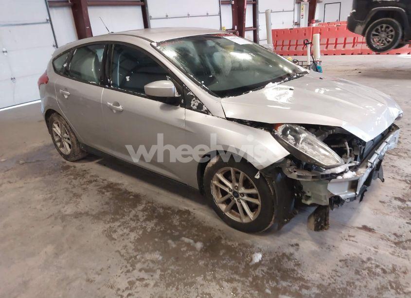 2018 Ford Focus SE (VIN 1FADP3K25JL235450) main photo