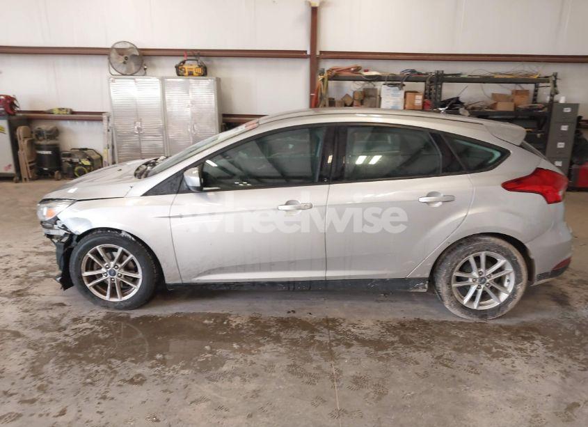 Photo 15 of 2018 Ford Focus SE (VIN 1FADP3K25JL235450)