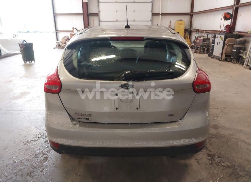 Photo 17 of 2018 Ford Focus SE (VIN 1FADP3K25JL235450)