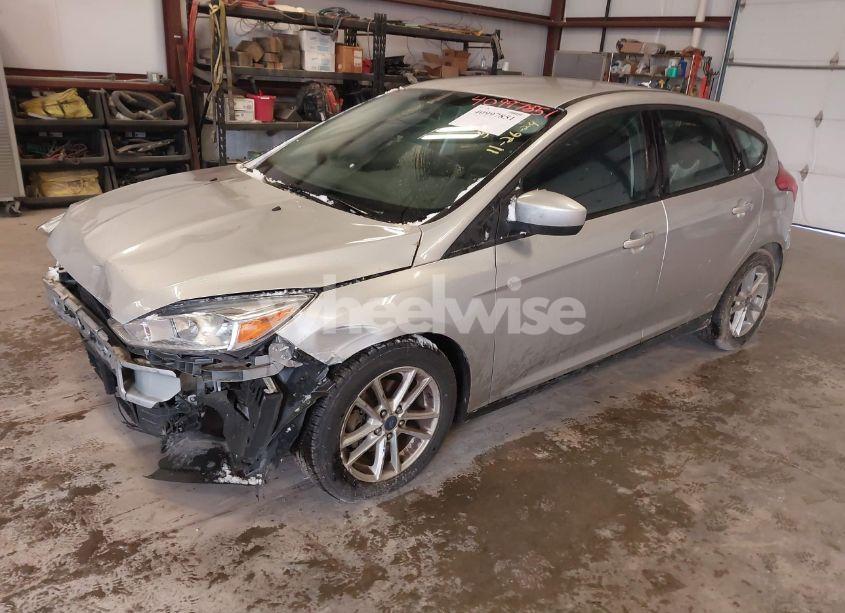 Photo 2 of 2018 Ford Focus SE (VIN 1FADP3K25JL235450)