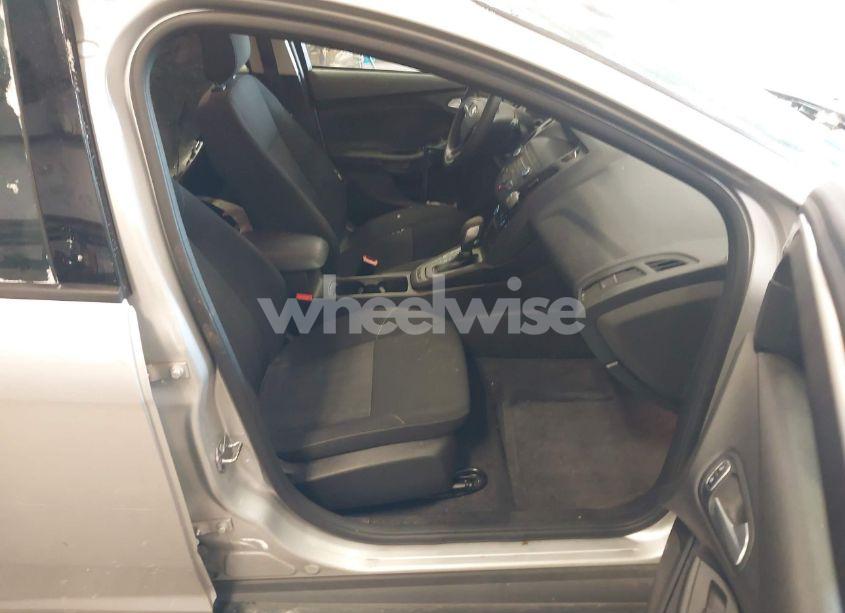 Photo 5 of 2018 Ford Focus SE (VIN 1FADP3K25JL235450)