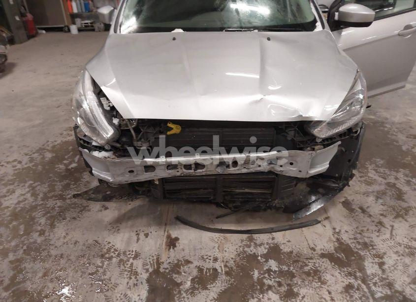 Photo 6 of 2018 Ford Focus SE (VIN 1FADP3K25JL235450)